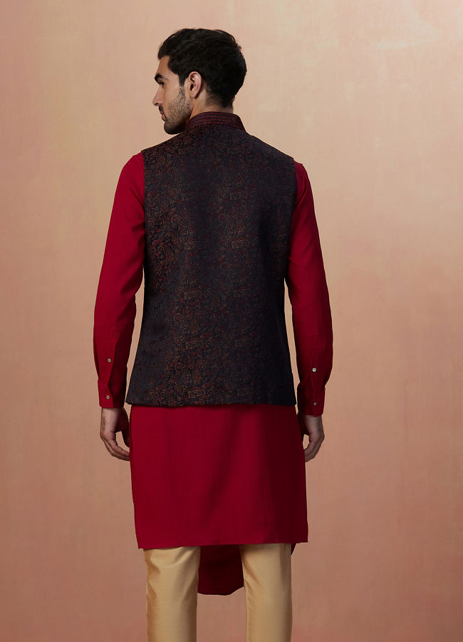 alt message - Manyavar Men Black Paisley Jacket With Red Draped Kurta Set image number 3